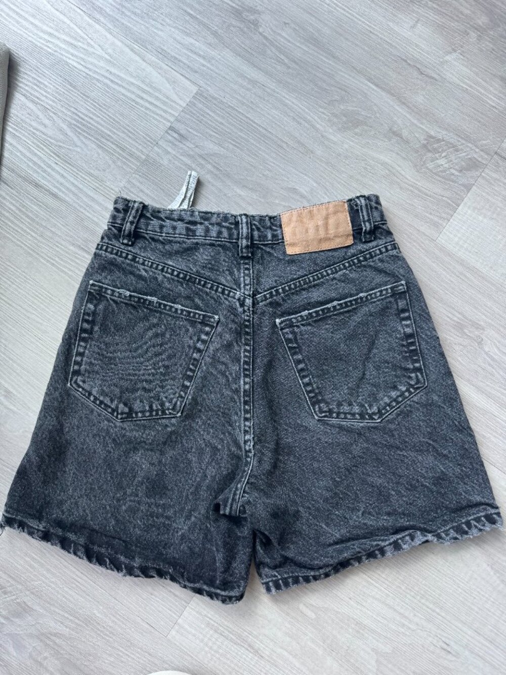 Zara Mom Fit High Rise Denim Shorts Washed Black Faded Charcoal 100% Cotton US 2 - Picture 11 of 16